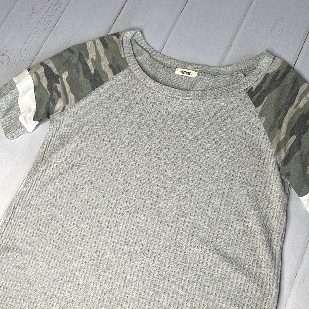 First Love - Camo Sleeve Waffle Knit Grey Top - Size Medium - Picture 2 of 6